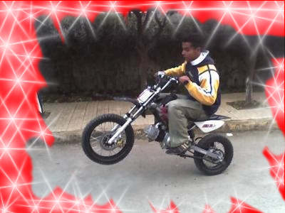 c'est mon ami khalide avec son piwia 110 vraiment un mec symp dawazna asat 5éme ou 6éme sda3 ou baéjahde????vive la clik d ichra9