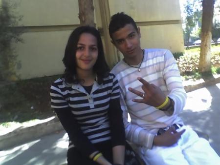 c'est moi  et sara  une  ami de mon lécy   vraiment  adorablle  peace  ????