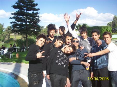 wlad cha3b mdr  c'est mes couz twix et ramo et biardo et  3achranhoum lol peace zadha m9awda dazat   mah 3likoume