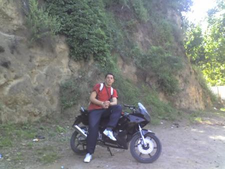 c'est fréro reda 3chiri bajahde dawazna ou ahna mazal tandawzo peace khouya  belle pic b mon honda  mdr